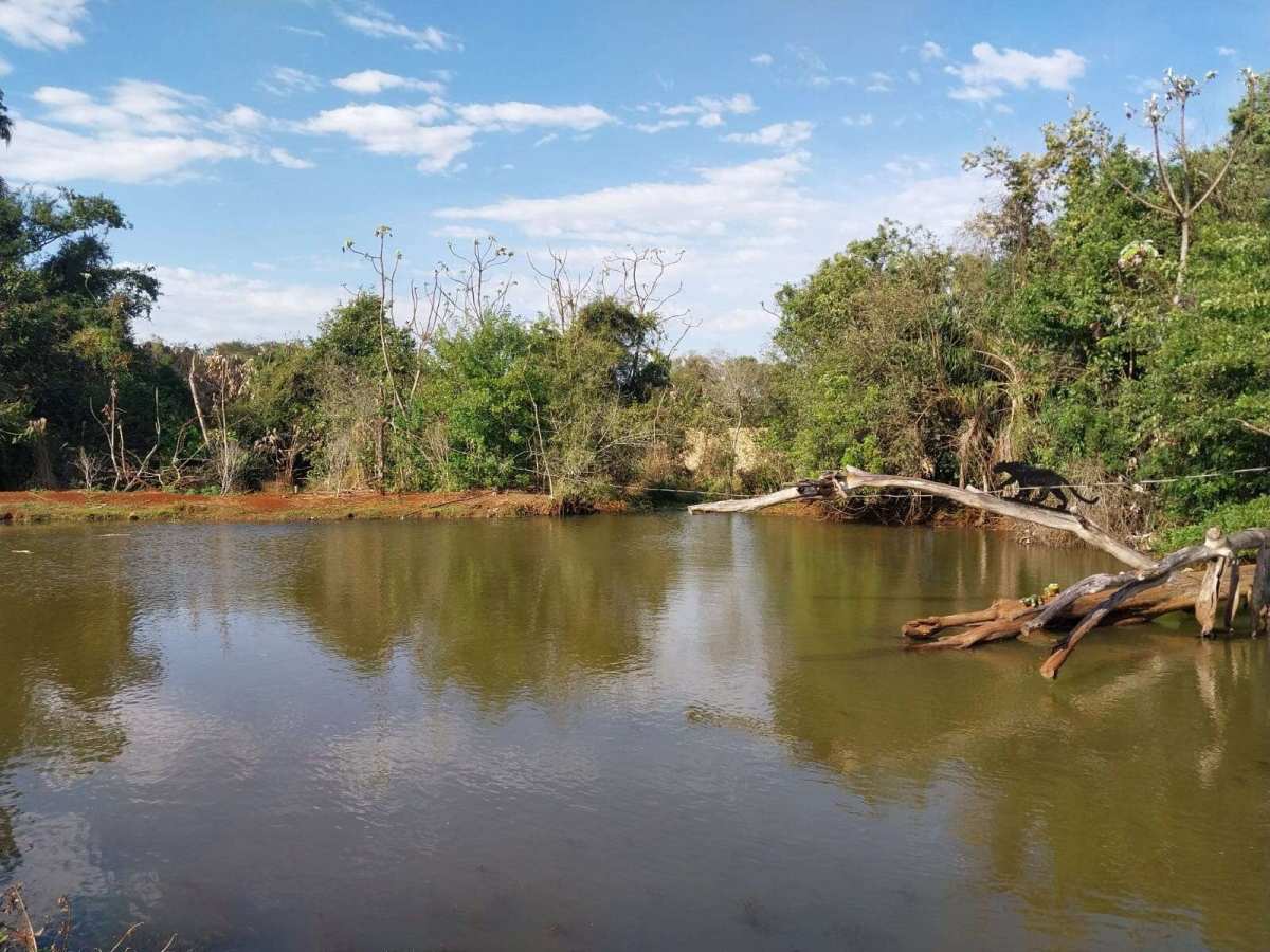 Chácara à venda, com 2 quartos, 2.42 HAm²